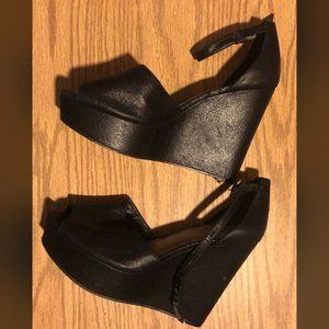 Vince Camuto black sz 9.5 open toe wedge *vegan*